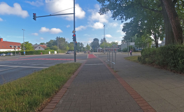 Hier müssen Radfahrende entweder auf dem Radweg in zwei Ampelphasen abbiegen (erst geradeaus, dann links)